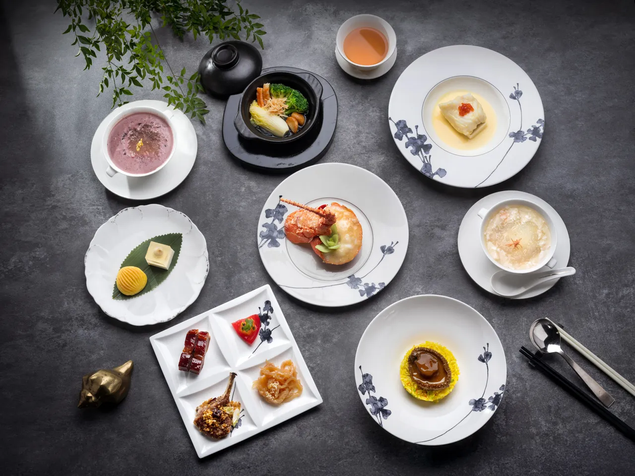 连续八年荣获《米其林指南》一星殊荣的「雅阁」中餐厅，为宾客打造优雅节日氛围，特别推出欢庆新年限定七道式套餐。台北文华东方酒店提供