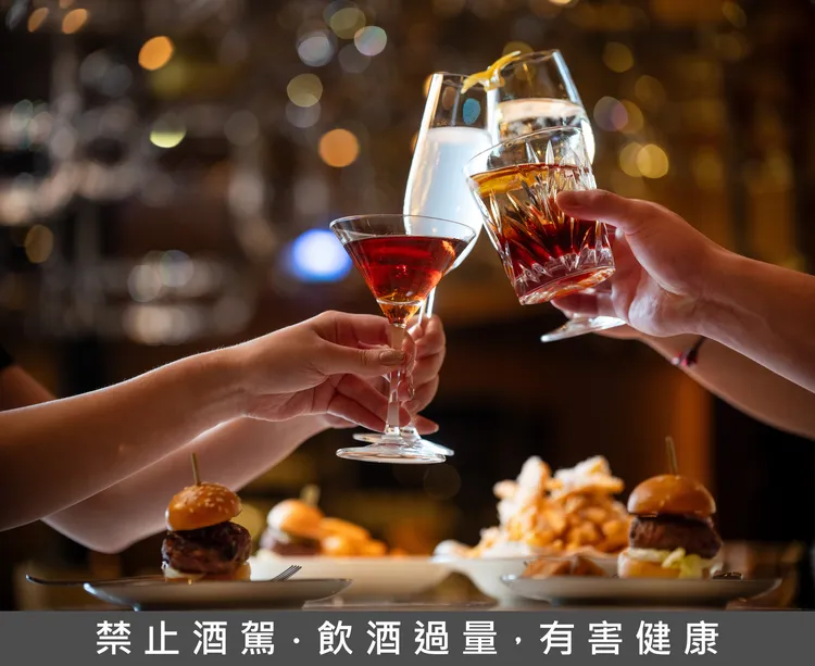 迎接嶄新2026年，「M.O. Bar」Disco Fever跨年派對，享受多款精選調酒、紅、白酒與啤酒等無限暢飲，亦將特別邀請DJ現場表演，更可參加驚喜抽獎，今年台北城中最時髦的跨年派對絕對不可錯過。台北文華東方酒店提供