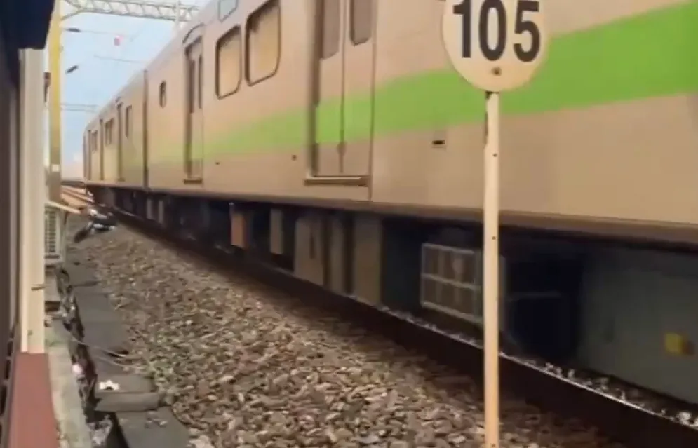 男子在火车进平交道前一刻拉走女子。翻摄画面