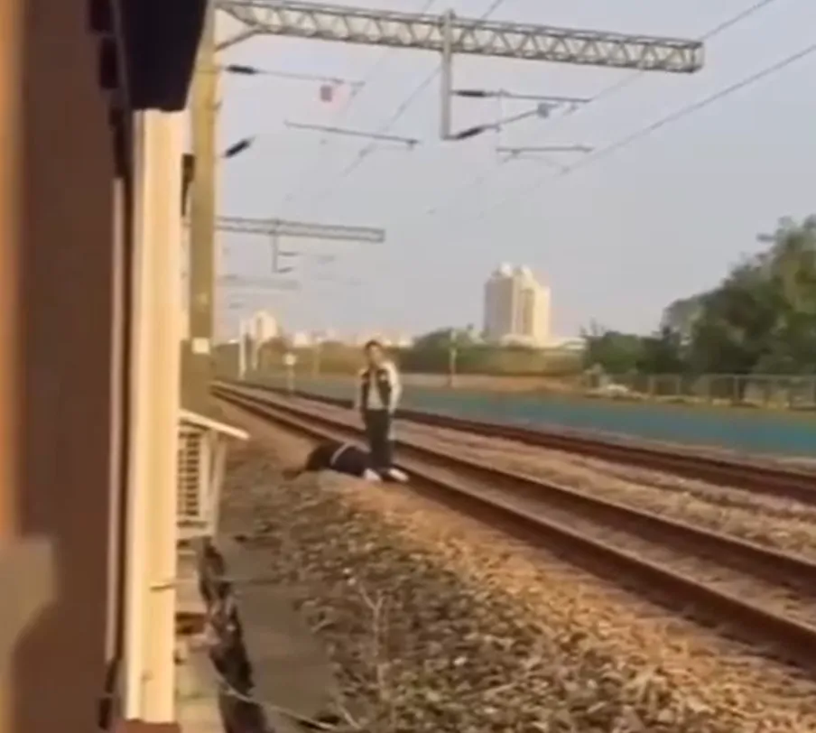 疑情侣吵架，女子卧轨。翻摄画面