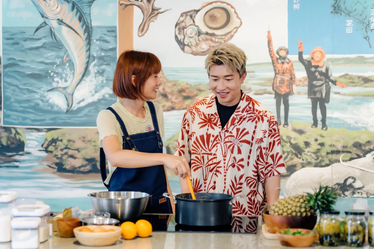 甜点担当莎莎（左）犯下离谱错误，右为张立东。好看娱乐提供