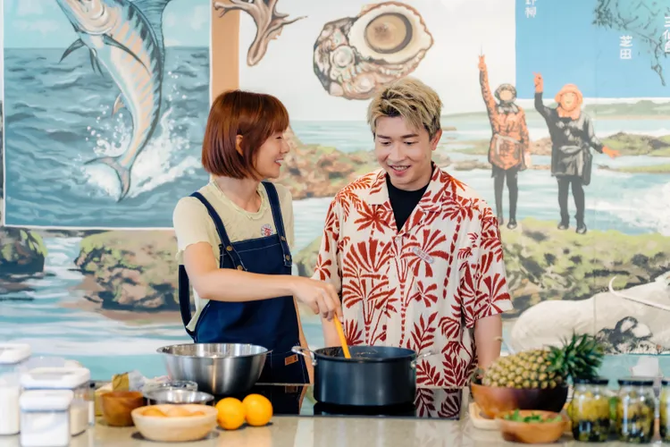 甜點擔當莎莎（左）犯下離譜錯誤，右為張立東。好看娛樂提供