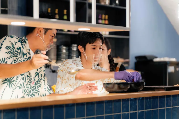 認真的阿本（右）也在餐台前亂了方寸，將調味料搞混的驚慌模樣引發全場爆笑，左為姚元浩。好看娛樂提供