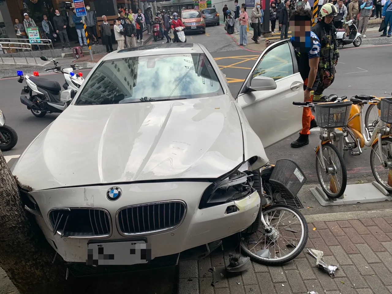 BMW冲撞新庄佳玛百货人行道！现场惨状曝光　1命危2伤