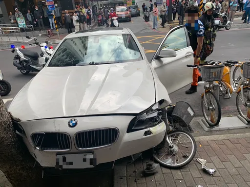 BMW冲撞新庄佳玛百货人行道！现场惨状曝光　1命危2伤