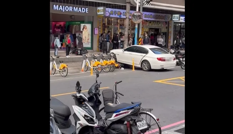 BMW不明原因冲撞人行道。翻摄自tangod_.0612
