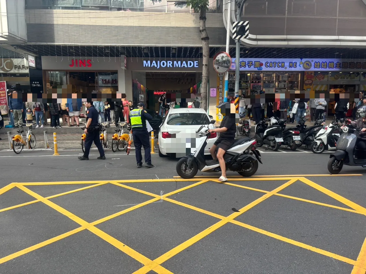 事故造成3人送醫。翻攝畫面