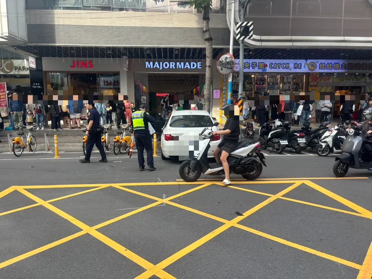 事故造成3人送醫。翻攝畫面