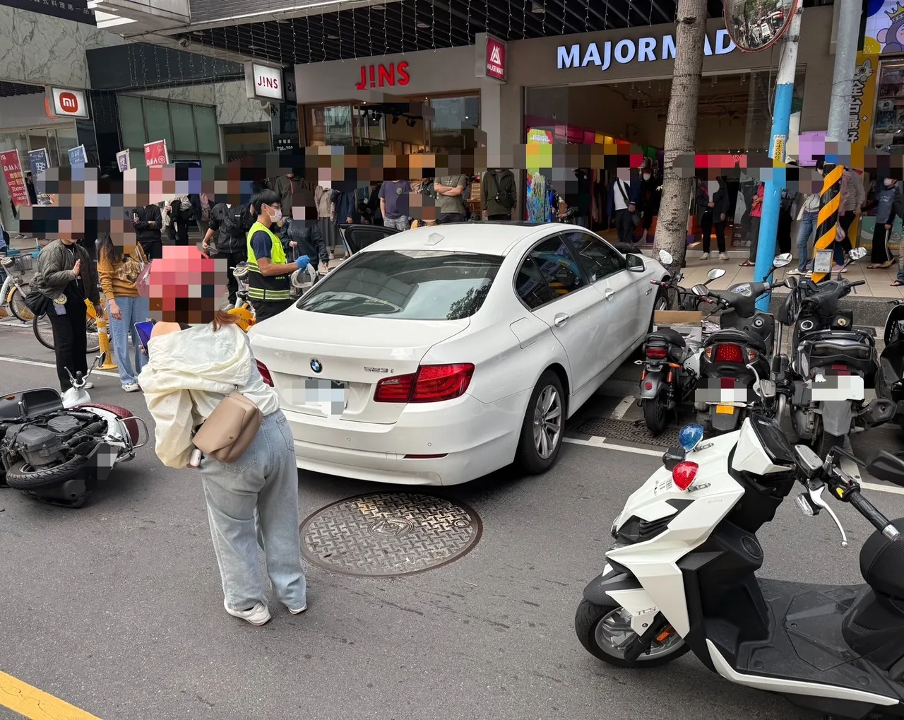 BMW從佳瑪出來時撞進人行道。翻攝畫面