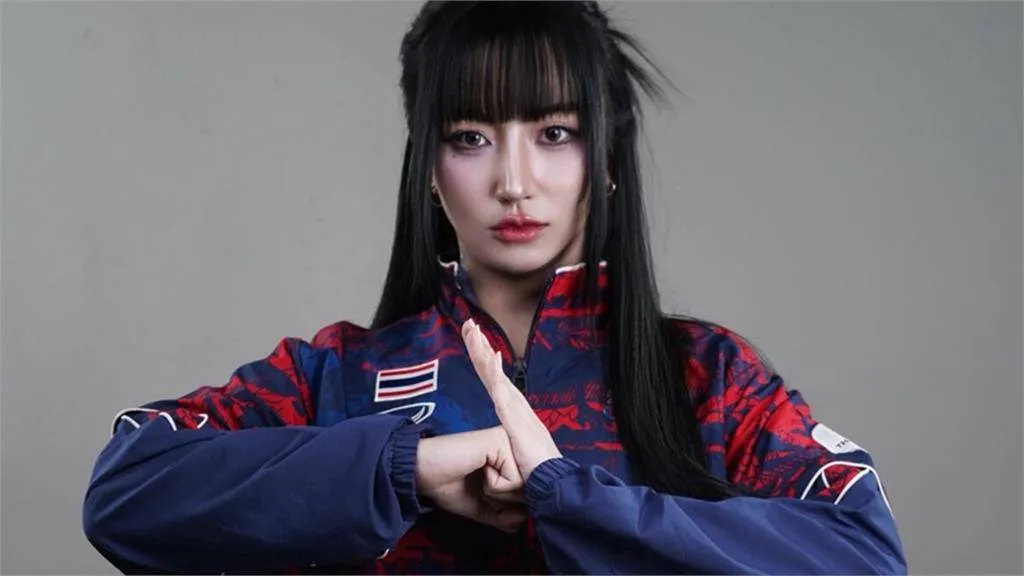 影｜泰国正妹电竞好手作弊被逮　竟还「比中指」！下场GG了