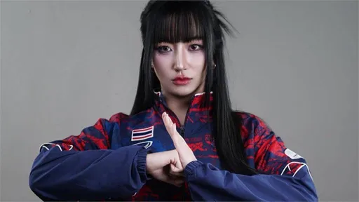 影｜泰国正妹电竞好手作弊被逮　竟还「比中指」！下场GG了