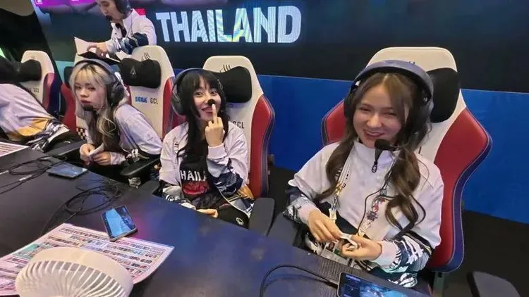 Tokyogurl作弊被捉還比中指。  翻攝Thairath Online 