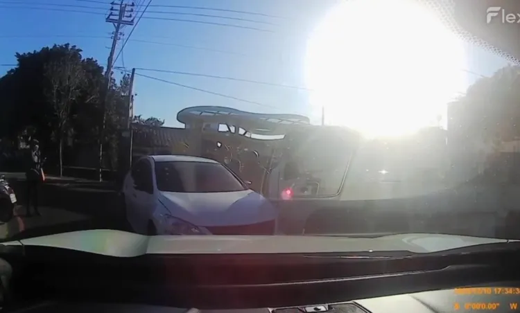 施姓車手發現警方埋伏，上車急摧油門想逃，被前後包抄乖乖就逮。警方提供