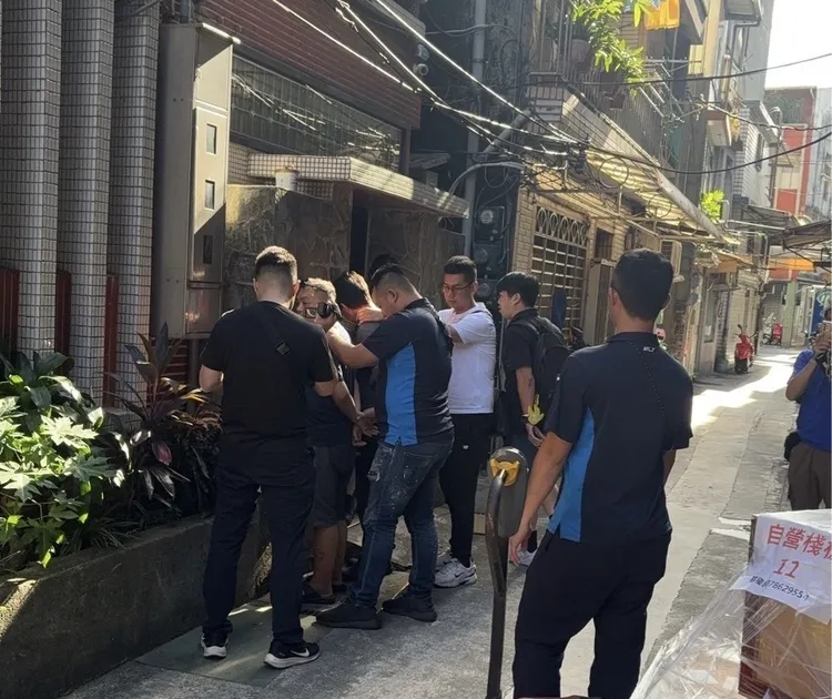 高檢署成立專案組偵辦假矽油真運毒原料案，在基隆拘提2嫌犯。翻攝畫面