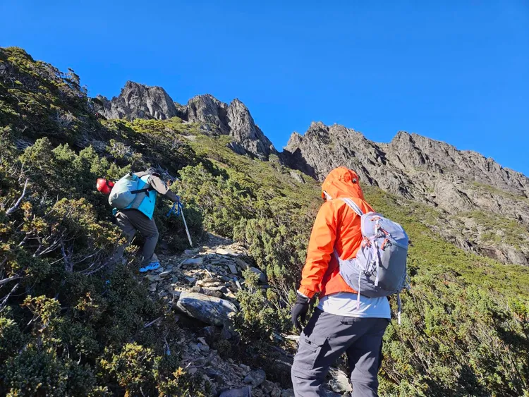 新北一名郭姓退休校长，27日与6名山友组队攀登玉山，在鹿山区域突然失联，1日发现遗体，昨天搬运下山。民众提供