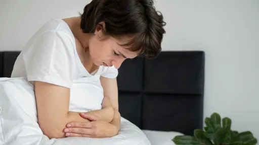 別再忍受冰冷！中醫推崇的「暖腹」保養，讓妳的貼身衣物為妳撐腰