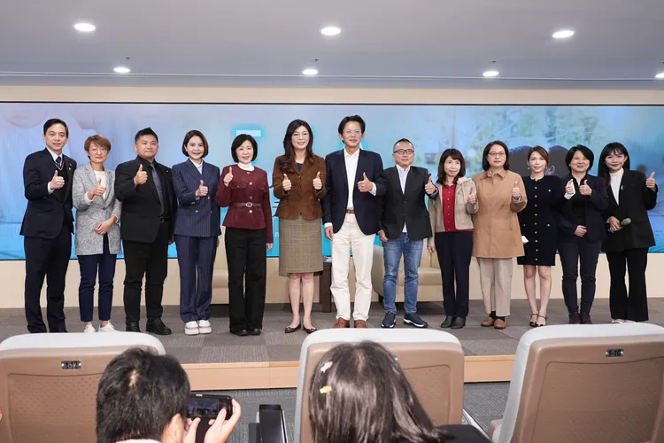 「台灣未來帳戶TFA」記者會，國民黨主席鄭麗文、民眾黨主席黃國昌。彭欣偉攝