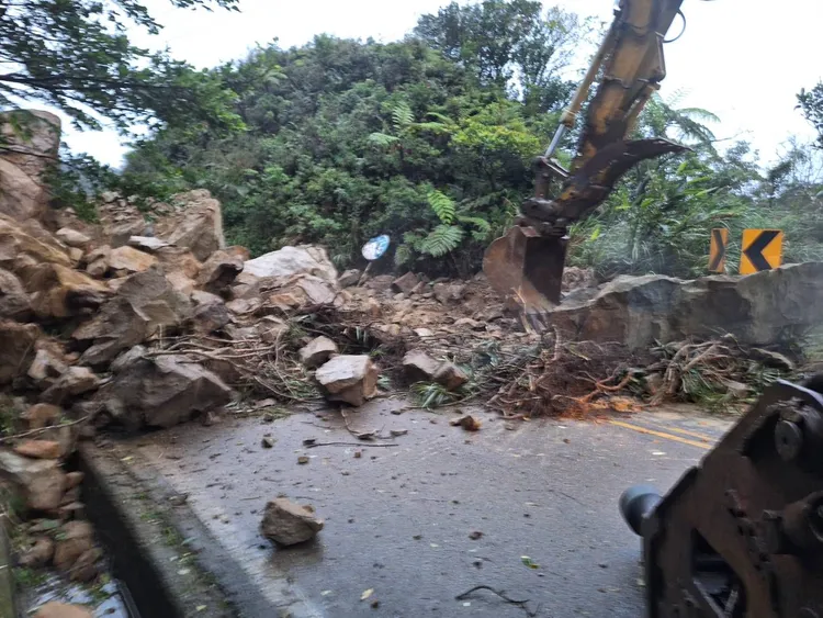 受落石影響現場雙向封閉中。翻攝照片