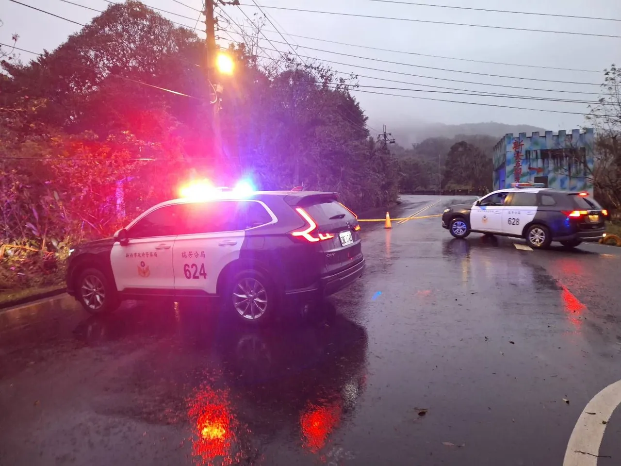警方获报后第一时间派员赶往现场进行交通管制。翻摄照片