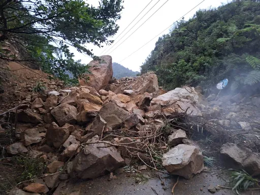 东部外海深夜强震！平溪106线「巨石崩落」酿双向封闭