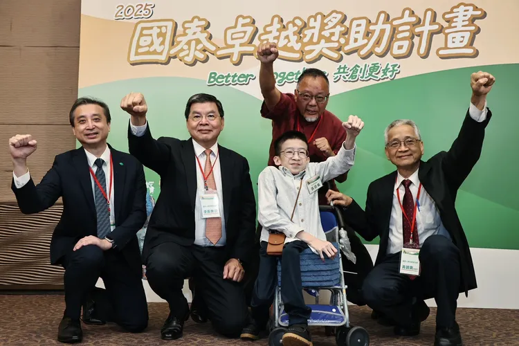 2025国泰卓越奖助计划今（3）日举办颁奖典礼，其中来自高雄新庄高中孙翊伦（右二）同学，不仅是不凡的生命斗士，更是电影台湾超人的主角之一，与国泰慈善基金会总干事张殷寿（左一）、国泰慈善基金会副董事长李长庚（左二）、台湾超人导演曲全立（右二后方）国泰慈善基金会董事长黄调贵（右一）开心合影。国泰慈善基金会提供