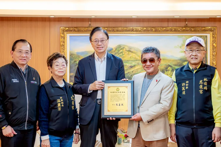 張善政致贈感謝狀予慈護宮主委簡征潭(右二)。桃園市府提供