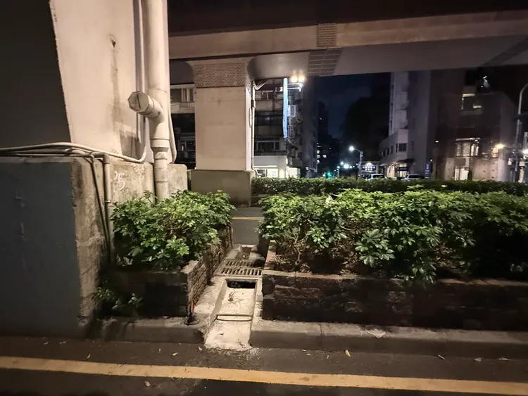 女童疑為了趕時間到對面搭公車，竟冒險走上狹小水溝孔蓋上的通道要過基隆路馬路。翻攝畫面