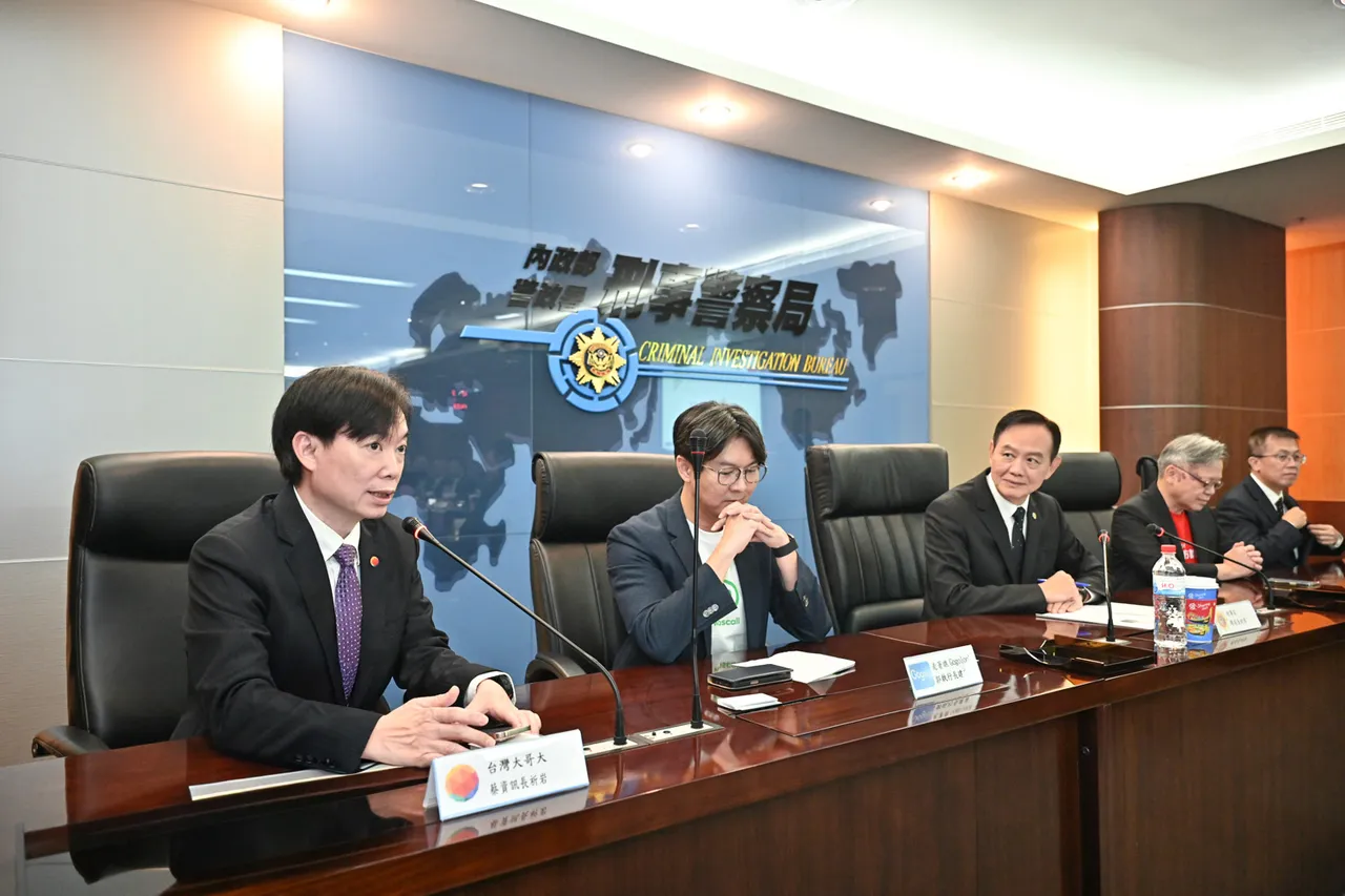 為使全民防詐警示能更即時、準確，台灣大哥大加入「反詐情資共享聯盟」，公私協力降低詐騙受害風險。圖左1為台灣大哥大資訊長蔡祈岩，台灣大哥大提供