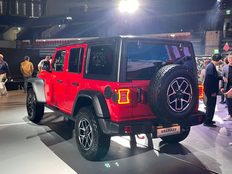 Wrangler延續方正、硬派的越野基因，底盤結構比過去更強化，使其在岩石、泥地、砂石等多種地形上具備更全面的通行能力。林浩昇攝