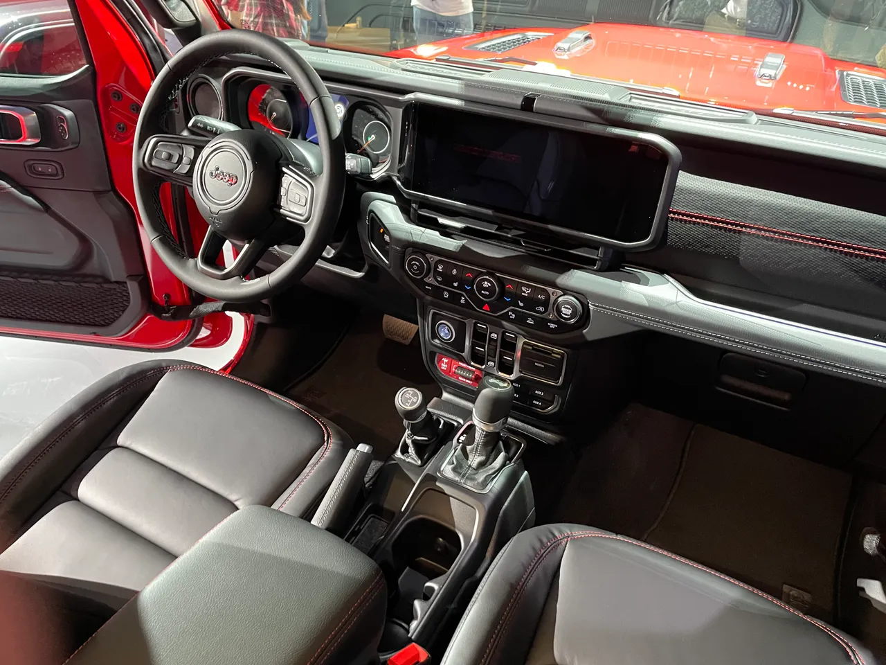 车内维持经典硬派形象，但科技与配备已全面符合现代用车需求。林浩升摄