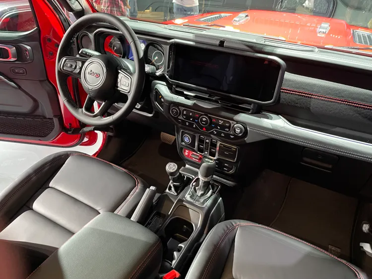 車內維持經典硬派形象，但科技與配備已全面符合現代用車需求。林浩昇攝