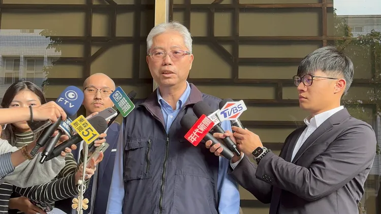 皇昌营造执行长林明照（中）赴北检提告。读者提供