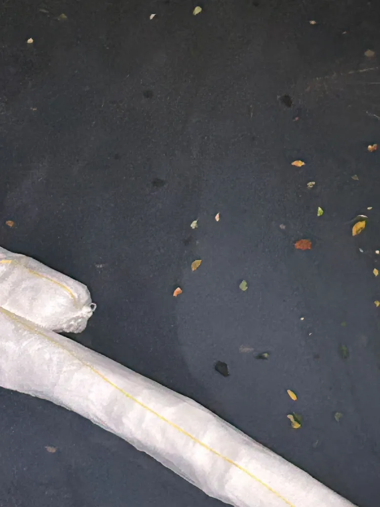 碇內源遠路102巷的溝渠找到疑似汙染源頭。翻攝照片