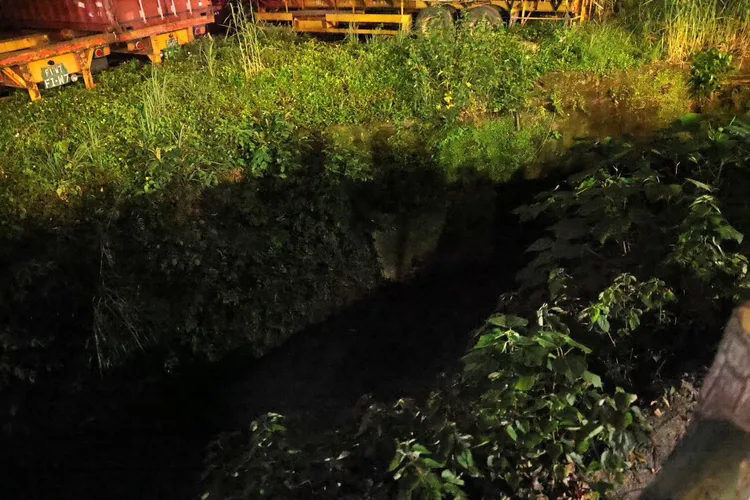 碇内源远路102巷的沟渠疑似为污染源头。翻摄照片