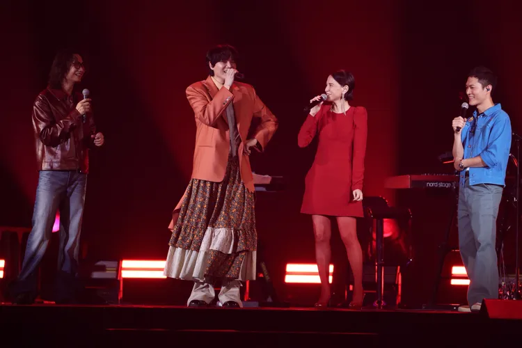 小玉（左）套上長裙，與李心潔合唱《裙擺搖搖》圓夢。彭欣偉攝