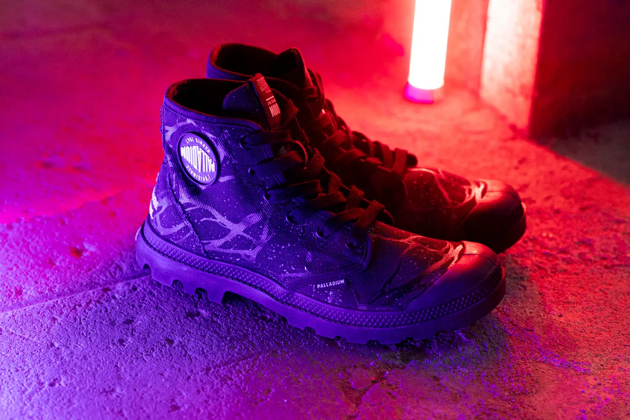 聯名鞋採用石洗黑色帆布搭配藤蔓圖案。品牌提供