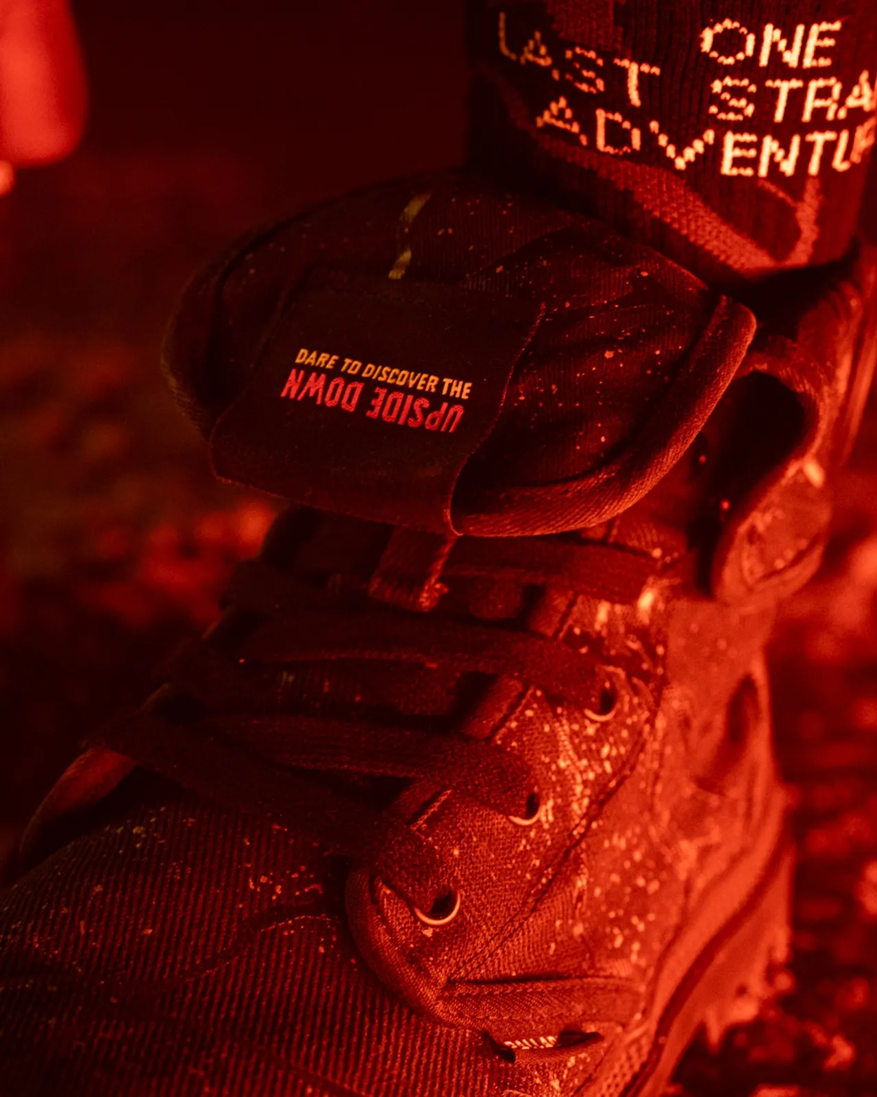 全新聯名以霍金斯小鎮警長為靈感打造出一系列冒險裝備。品牌提供