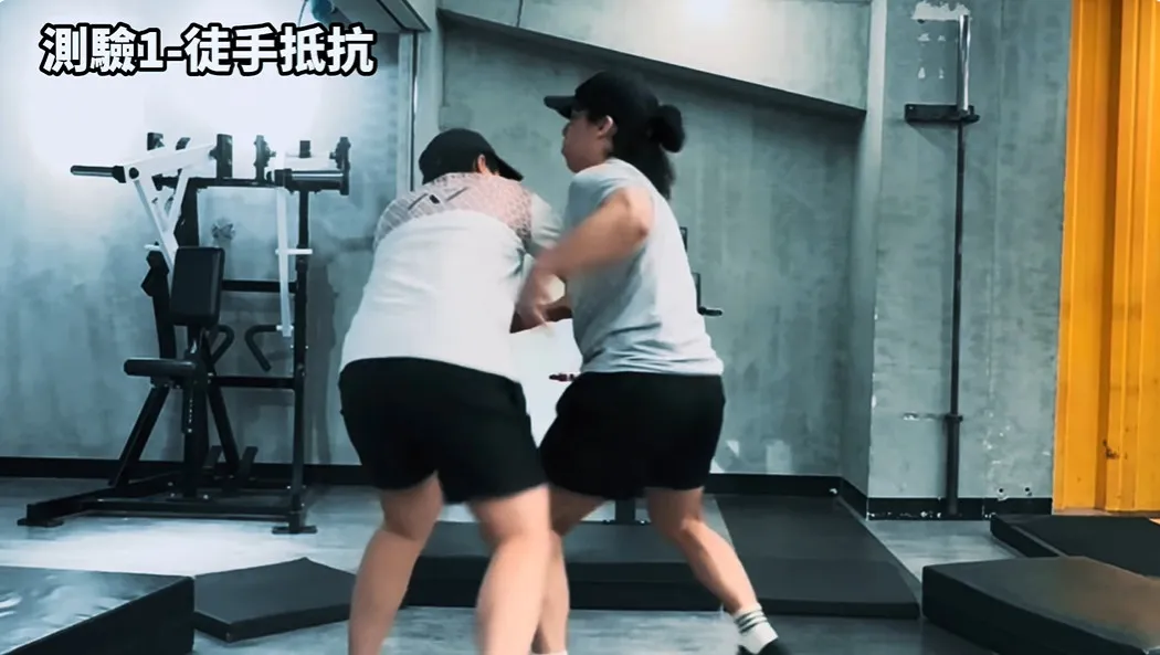 当徒手防御持刀攻击时，宛如以卵击石毫无招架之力。翻摄《Tactical Bromance Gear》的YT频道
