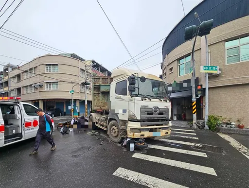 滑行片｜高雄仁武驚悚車禍！　騎士閃左轉曳引車自摔「塞」車底　重傷送醫