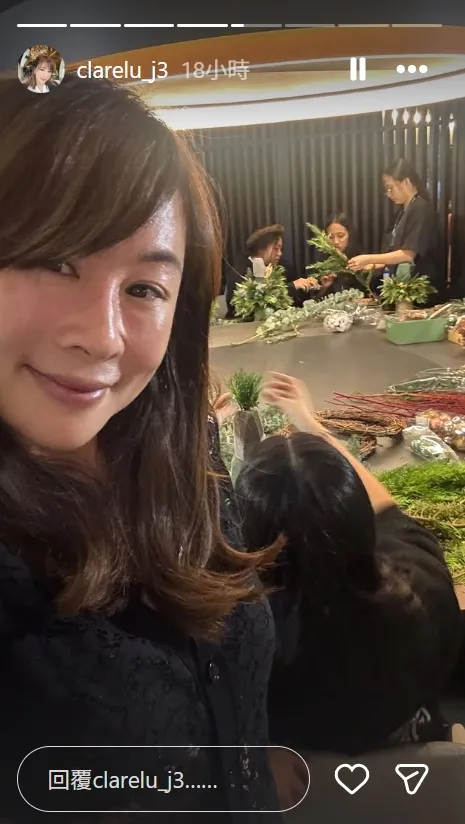 路永佳和孩子、朋友一起做圣诞树和花圈。翻摄路永佳IG