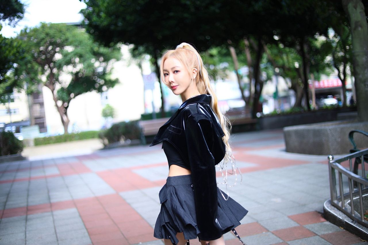 33歲美女歌手超硬背景曝光 鋼鐵千金身家2億!「男女通吃」未婚卻有3個小孩