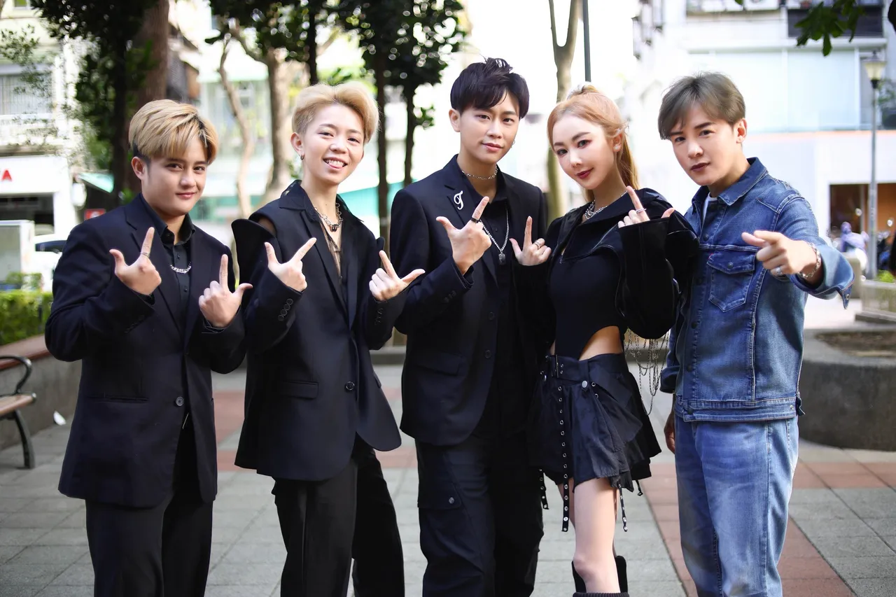 多元星勢力團體「心動宇宙U N V」(左起)、「公益女神」楊婷婭、經紀人歌手金志遙一起響應《Come get my love》。心動藝能提供