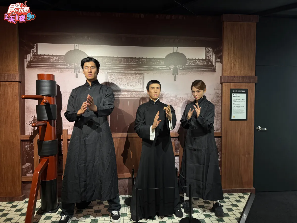风田（左）和朵拉（右）与甄子丹蜡像站在一起，一时让人分不清真假。TVBS提供