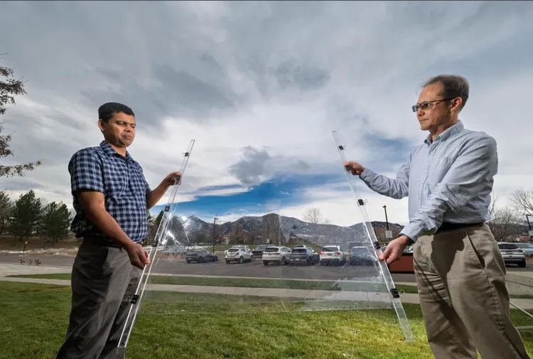 研究团队在户外展示清透度。interestingengineering