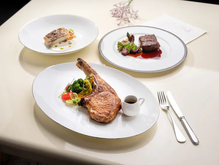 文華Café於週五至週日「週末午間鮮．吃．吧」推出全新季節主餐，(由左至右) 「香煎臺灣金目鱸魚佐白酒栗子奶油醬汁」、「炙烤宜蘭究好豬戰斧佐青蘋果白蘭地醬汁」及「爐烤日本F1和牛紐約客佐馬爹拉醬汁」。台北文華東方酒店提供