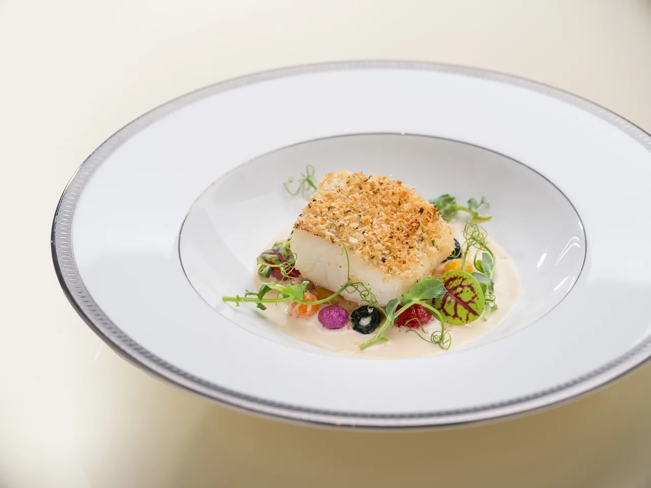 文华Café「平日午间飨．吃．吧」推出全新季节主餐「炉烤波尔多式圆鳕佐白酒柠檬酱汁」，主厨以法式波尔多烹调技法，造就外层金黄酥脆而内里鲜嫩多汁的经典美味。台北文华东方酒店提供