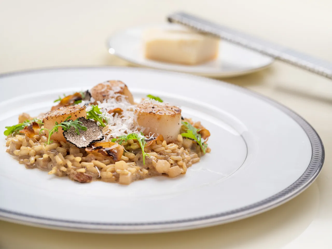 文华Café「平日午间飨．吃．吧」推出全新季节主餐「北海道干贝松露野菇炖饭」，复刻传统义式炖饭的经典风味，缀以松露片以及鲜甜干贝，展演季节的丰盈雅致香气。台北文华东方酒店提供