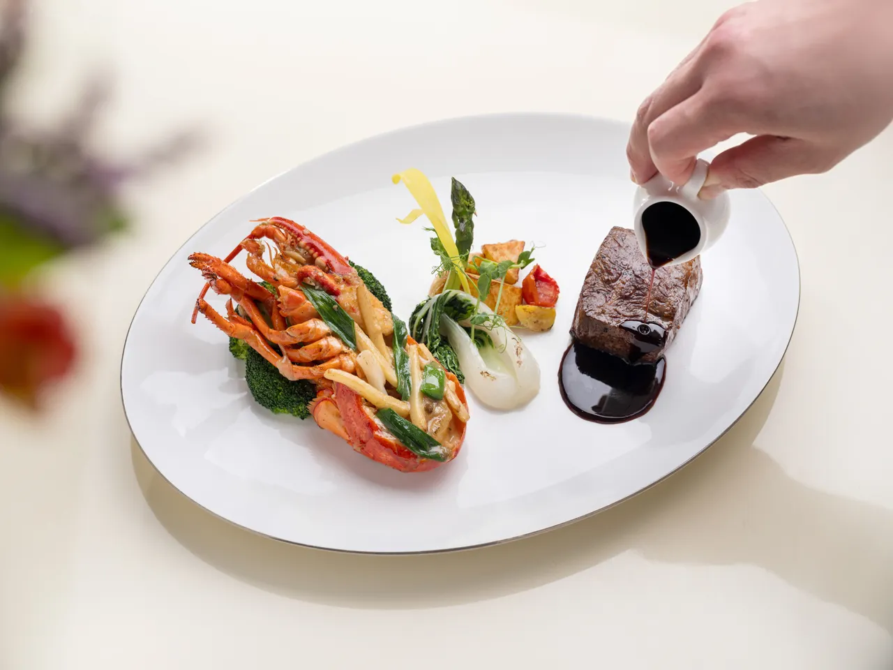 文华Café「平日午间飨．吃．吧」推出全新季节主餐「姜葱炒波士顿龙虾及炉烤日本F1和牛纽约客佐百里香酱汁」，以海陆珍馐恣飨冬日味蕾的奢华仪式感。台北文华东方酒店提供