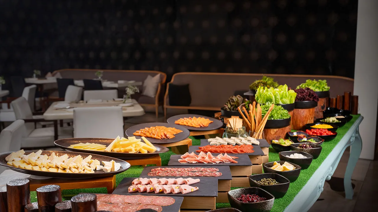 文华Café「平日午间飨．吃．吧」活力健康沙拉吧特别选用于室内生产的高品质水耕蔬菜与一系列精选开胃的冷肉盘。台北文华东方酒店提供