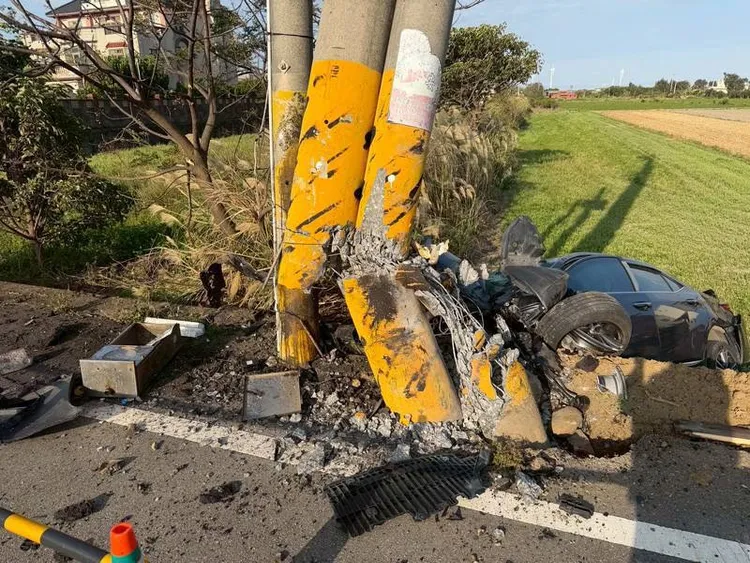 自小客車高速衝撞電桿後翻落稻田，駕駛卻跑給警消追，還持剪刀自刺頸部，傷重送醫。民眾提供